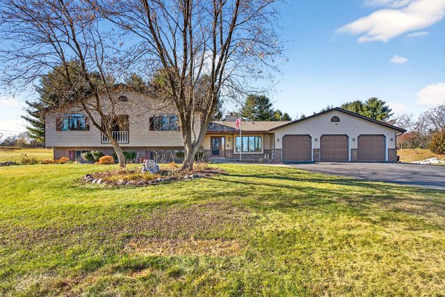 7009 Barber CIRCLE, West Bend, WI 53090