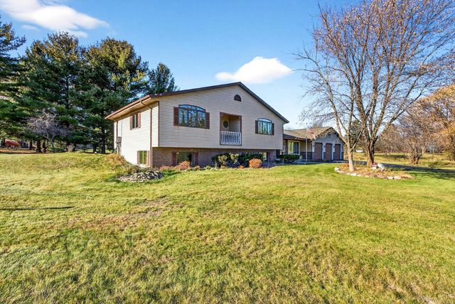 7009 Barber CIRCLE, West Bend, WI 53090