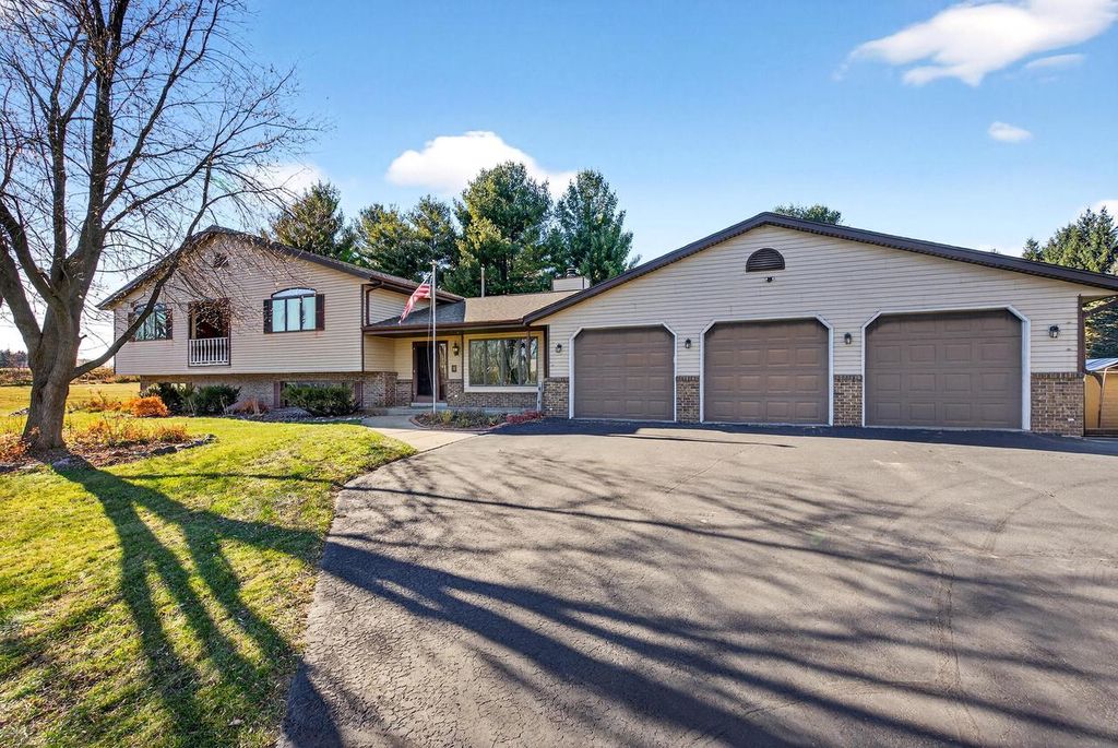 7009 Barber CIRCLE, West Bend, WI 53090