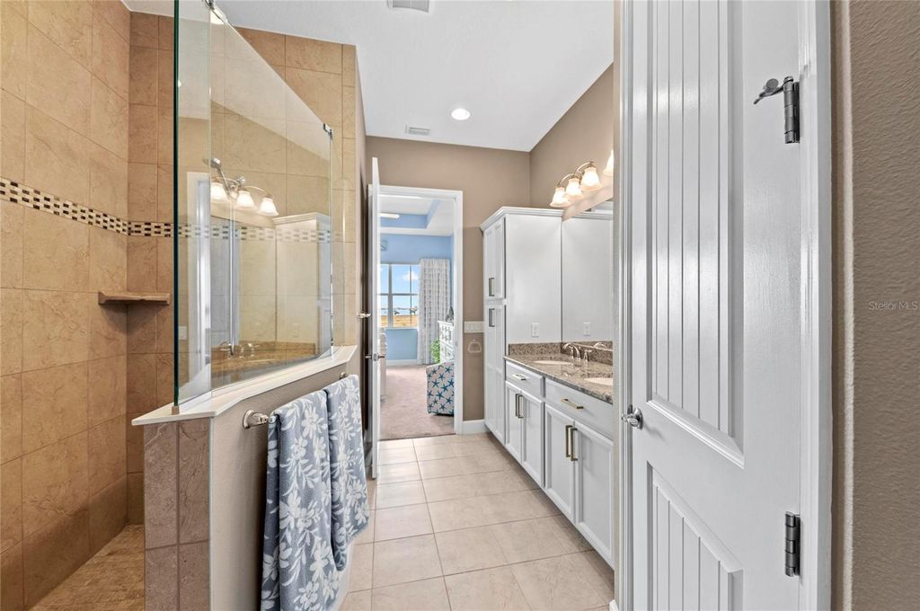 Image 44 of property listing at 226 SAPPHIRE LAKE DRIVE 201, Bradenton, FL 34209