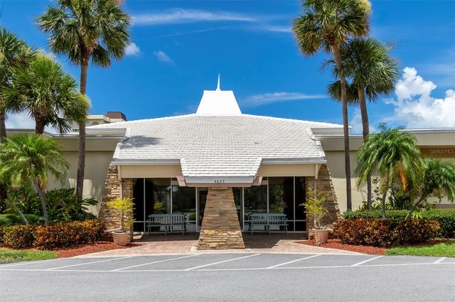 4725 COVE CIRCLE 207, St Petersburg, FL 33708