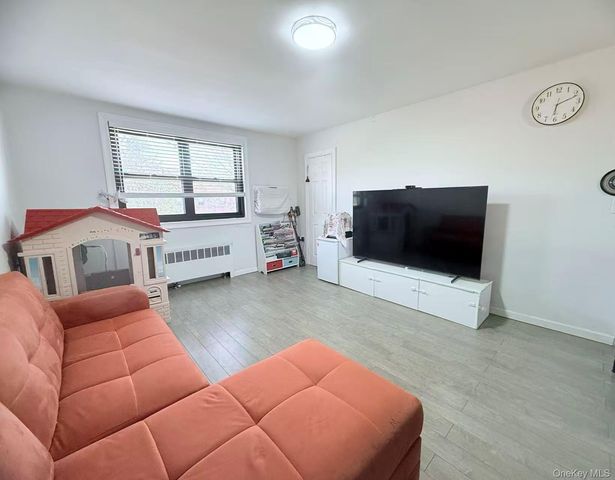 246-15 57 Dr Upper, Douglaston, NY 11362