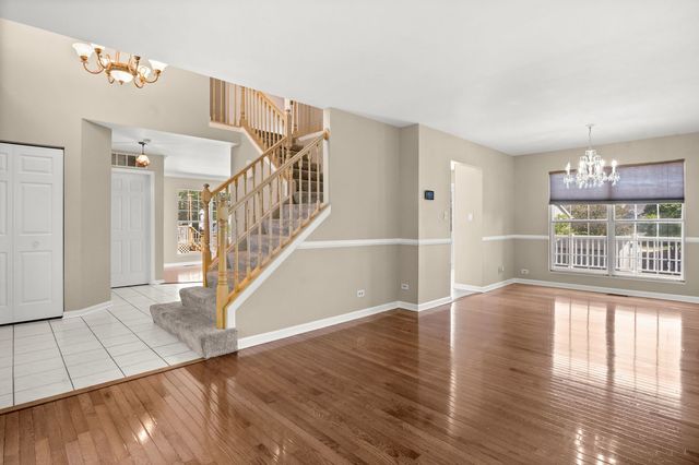 345 Mayfair Lane, South Elgin, IL 60177