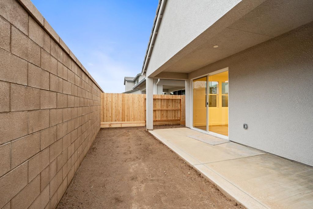 Image 15 of property listing at 380 Huckleberry Road S, Madera, CA 93636