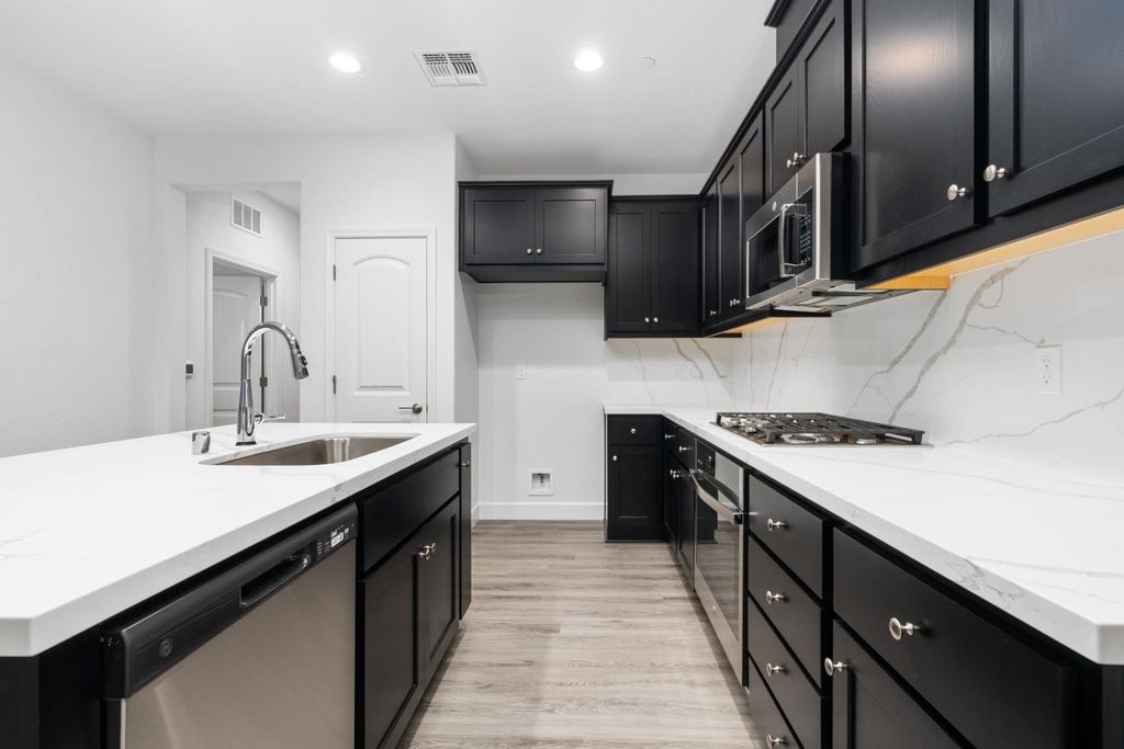 Image 3 of property listing at 380 Huckleberry Road S, Madera, CA 93636