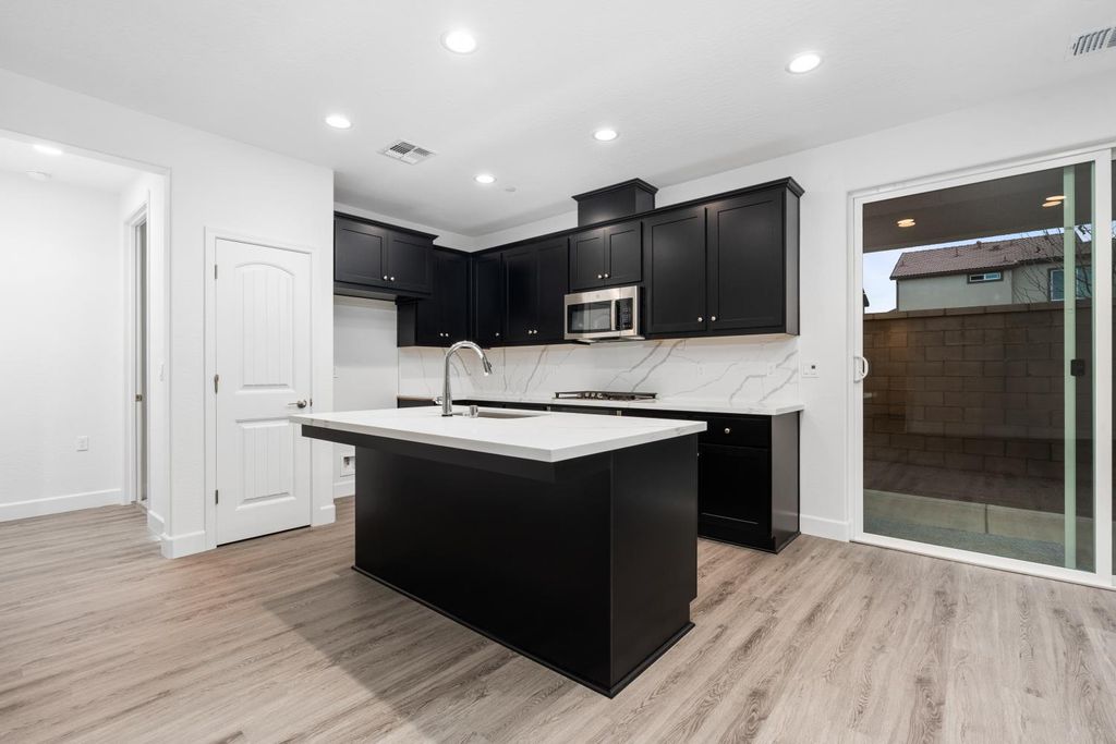 Image 4 of property listing at 380 Huckleberry Road S, Madera, CA 93636