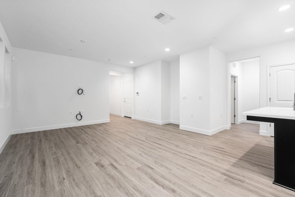 Image 6 of property listing at 380 Huckleberry Road S, Madera, CA 93636