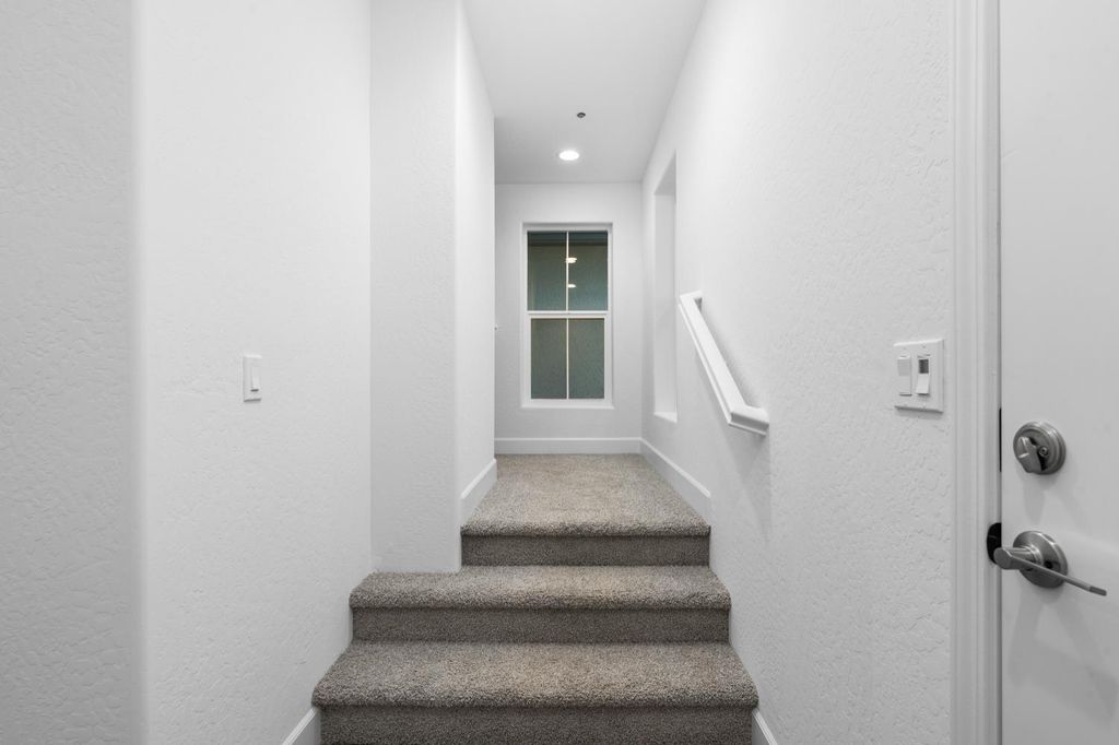 Image 9 of property listing at 380 Huckleberry Road S, Madera, CA 93636