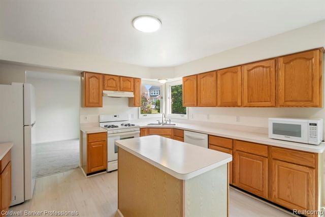 45846 Rockledge Drive, Plymouth, MI 48170