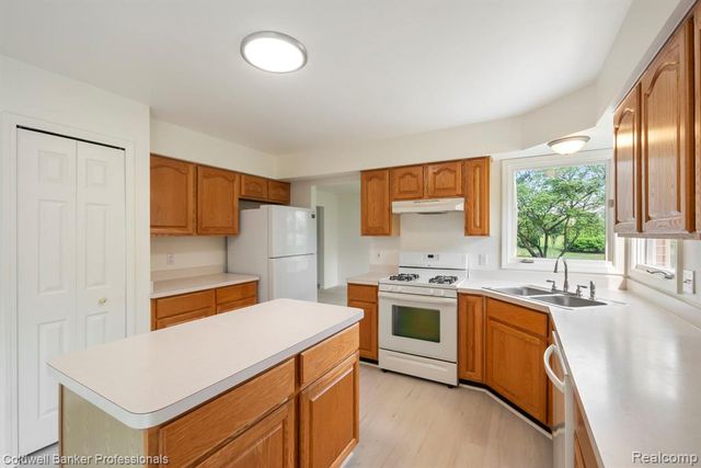 45846 Rockledge Drive, Plymouth, MI 48170