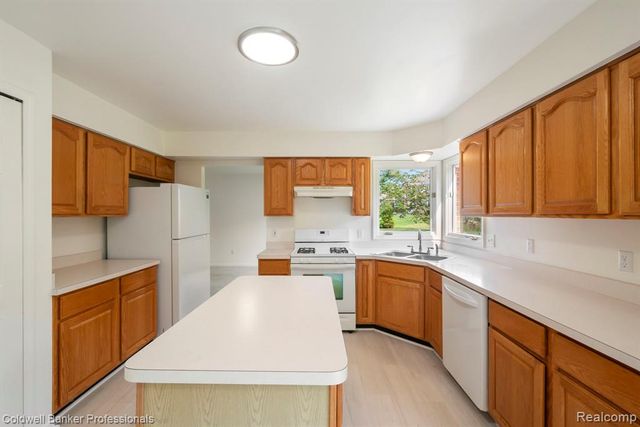 45846 Rockledge Drive, Plymouth, MI 48170