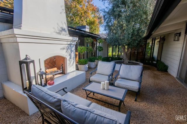 2221 Myrtle Street, Bakersfield, CA 93301