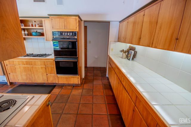 2221 Myrtle Street, Bakersfield, CA 93301