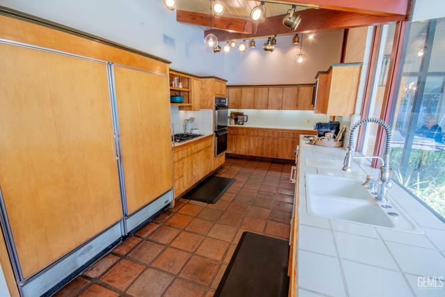 2221 Myrtle Street, Bakersfield, CA 93301