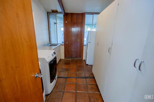 2221 Myrtle Street, Bakersfield, CA 93301