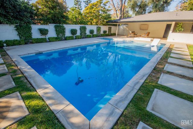 2221 Myrtle Street, Bakersfield, CA 93301