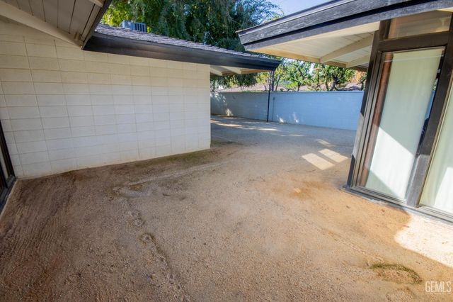 2221 Myrtle Street, Bakersfield, CA 93301