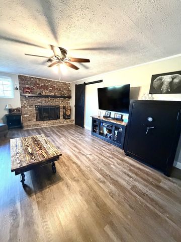 356 Lee Rd, Cottontown, TN 37048