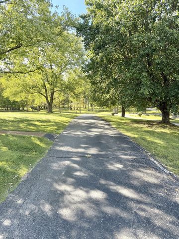 356 Lee Rd, Cottontown, TN 37048