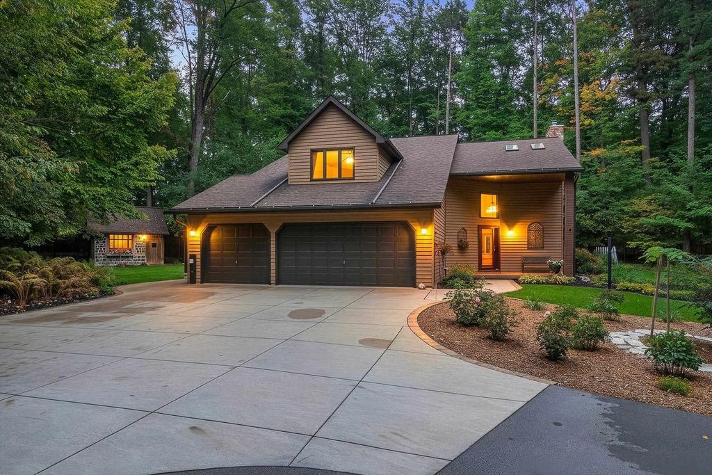 2250 CATHEDRAL FOREST DRIVE, Green Bay, WI 54313