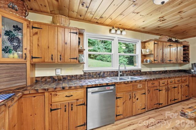 570 Rugged Top Road, Waynesville, NC 28785