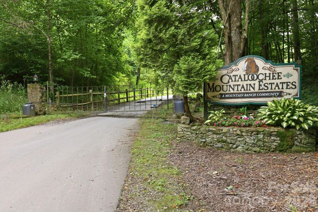 570 Rugged Top Road, Waynesville, NC 28785