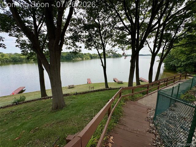 1736 Grove Road 102, York Charter Township, MI 48198