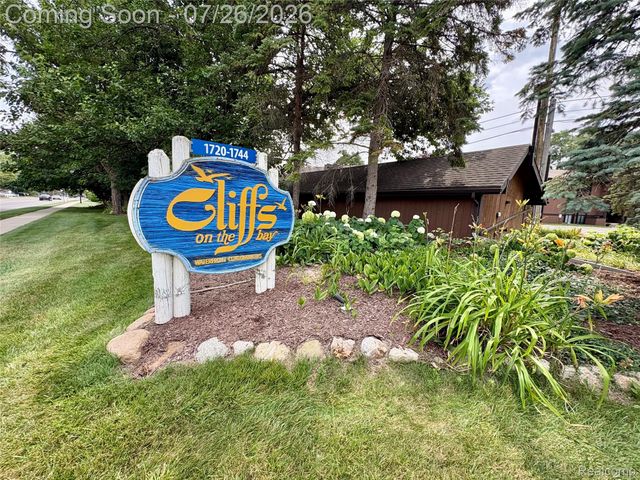 1736 Grove Road 102, York Charter Township, MI 48198