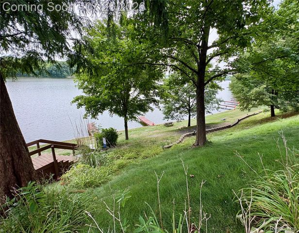 1736 Grove Road 102, York Charter Township, MI 48198