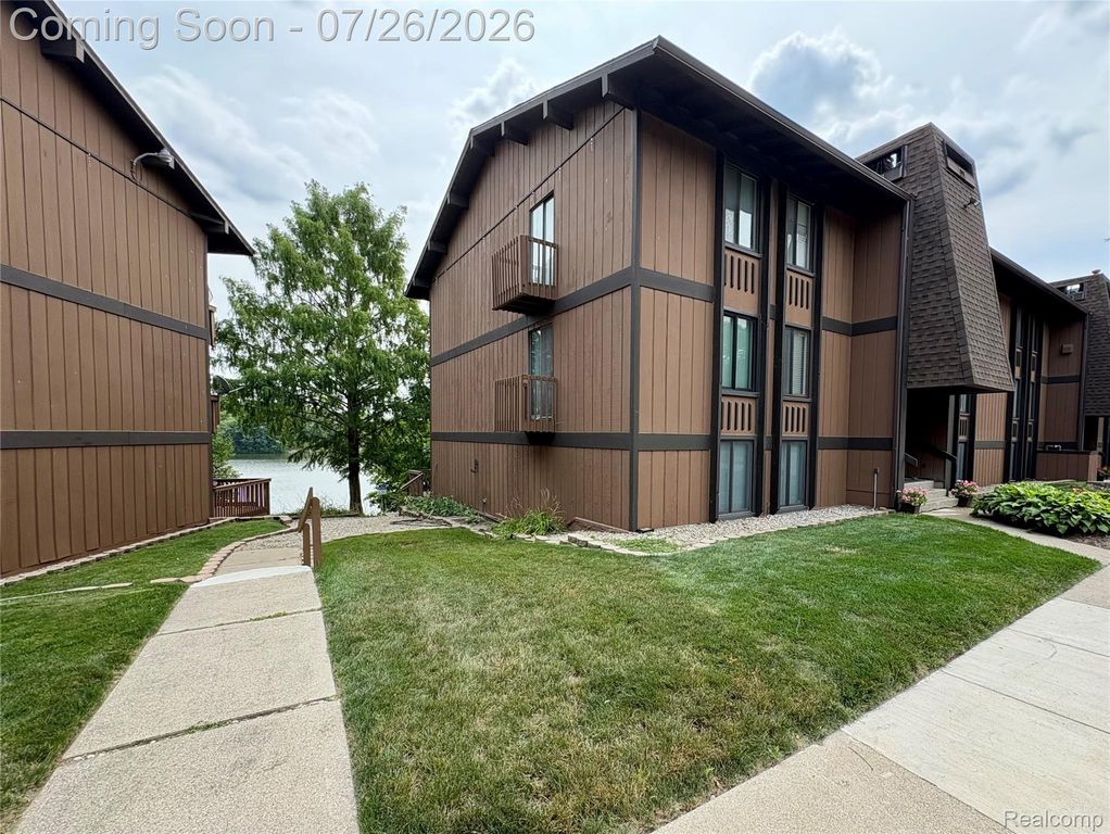 1736 Grove Road 102, York Charter Township, MI 48198
