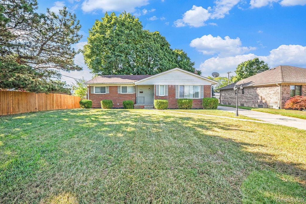 2501 King Road, Trenton, MI 48183