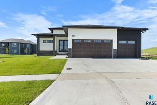 813 N Sylvan Dr, Sioux Falls, SD 57110