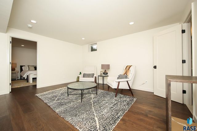 2209 S Main Ave Avenue, Sioux Falls, SD 57105