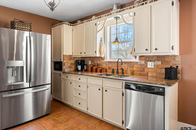 15198 E FM 16, Winona, TX 75792