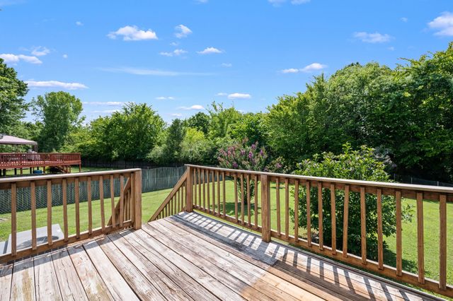 610 Nearlake Ct, La Vergne, TN 37086