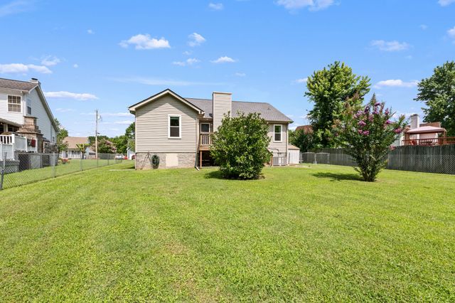 610 Nearlake Ct, La Vergne, TN 37086