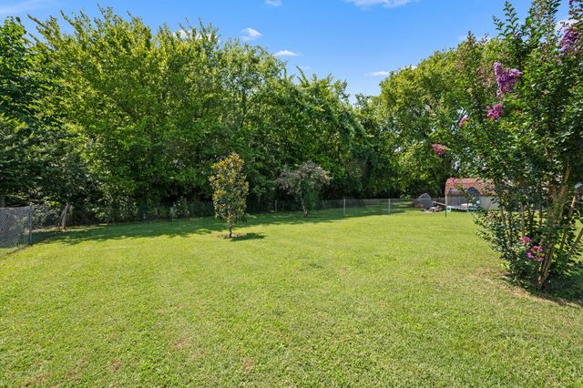 610 Nearlake Ct, La Vergne, TN 37086