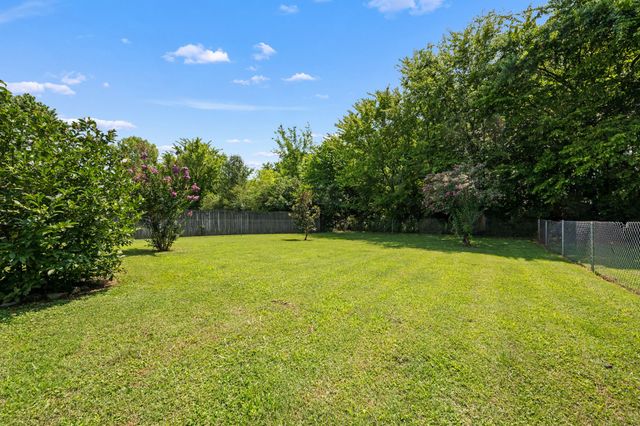 610 Nearlake Ct, La Vergne, TN 37086