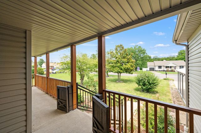 610 Nearlake Ct, La Vergne, TN 37086