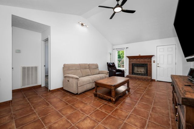 610 Nearlake Ct, La Vergne, TN 37086