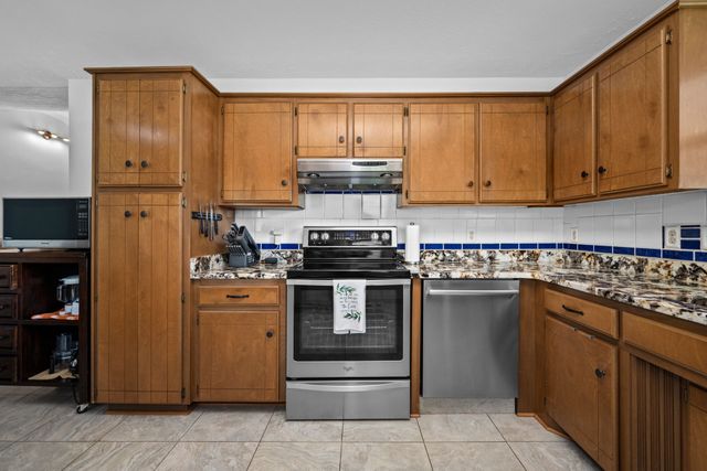 610 Nearlake Ct, La Vergne, TN 37086