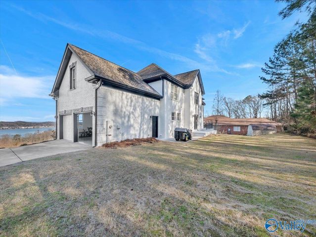 3034 Woodvue Road, Guntersville, AL 35976