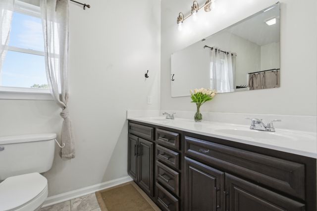17036 Pond Cir, Bon Aqua, TN 37025