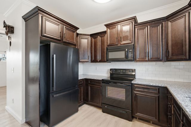 17036 Pond Cir, Bon Aqua, TN 37025