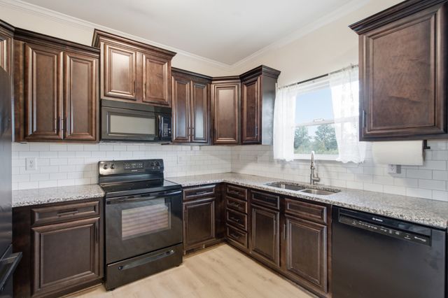 17036 Pond Cir, Bon Aqua, TN 37025