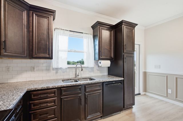 17036 Pond Cir, Bon Aqua, TN 37025