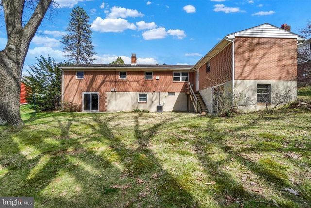 2710 WHITNEY DR, York, PA 17402