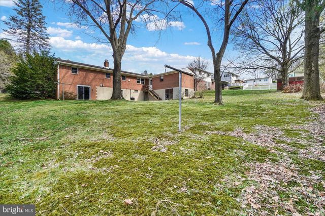 2710 WHITNEY DR, York, PA 17402