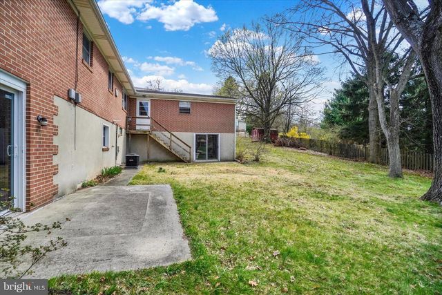 2710 WHITNEY DR, York, PA 17402