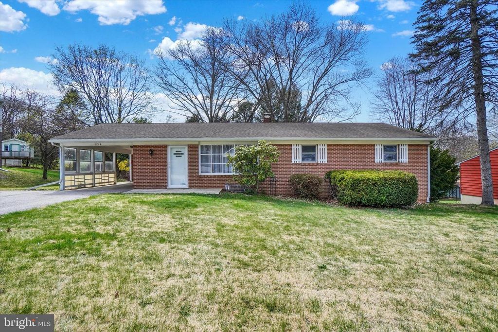 2710 WHITNEY DR, York, PA 17402